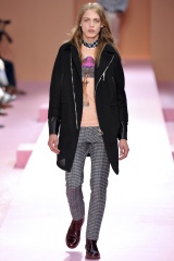 <em>男生</em>穿针织衫 <em>男人</em>百变 <em>粗棒针开衫</em>_GQ<em>男士</em>网